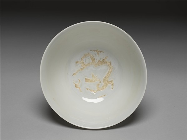 白瓷劃花雲龍紋碗