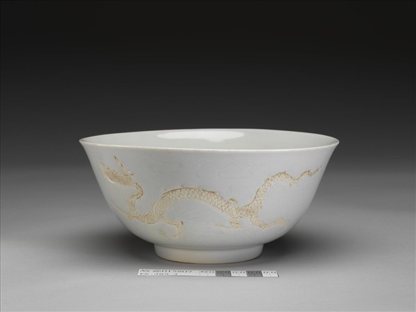 白瓷劃花雲龍紋碗
