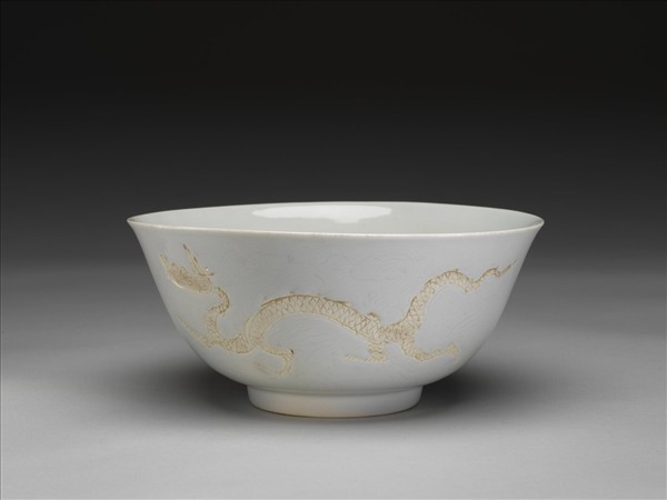 白瓷劃花雲龍紋碗