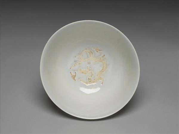 白瓷劃花雲龍紋碗