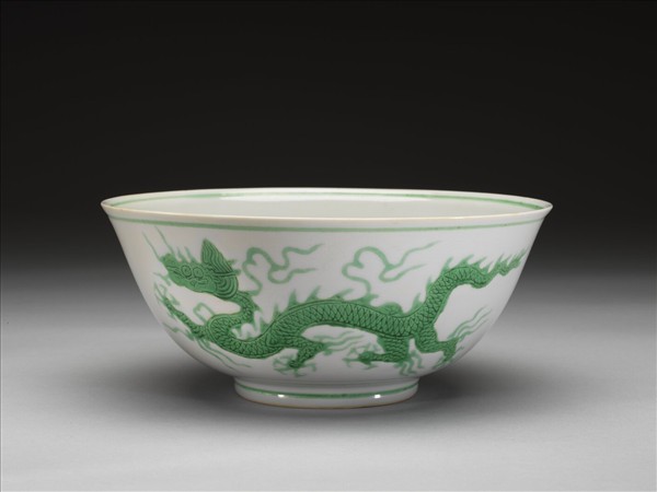 白地綠彩雲龍紋碗