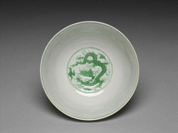 白地綠彩雲龍紋碗