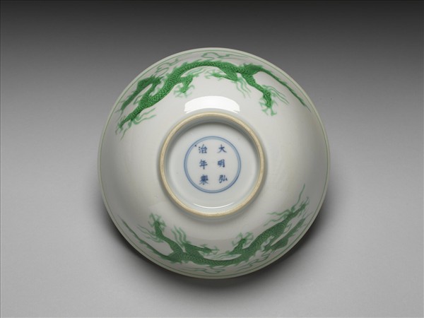 白地綠彩雲龍紋碗