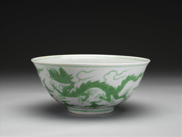 白地綠彩雲龍紋碗