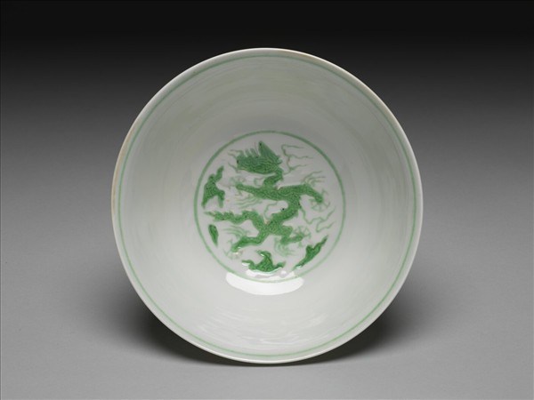 白地綠彩雲龍紋碗