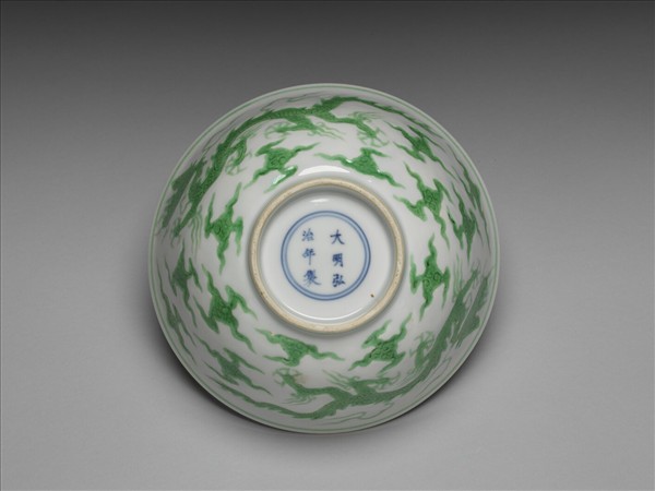 白地綠彩雲龍紋碗