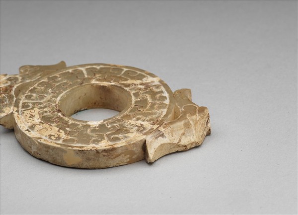 玉雙鳥紋出廓系璧