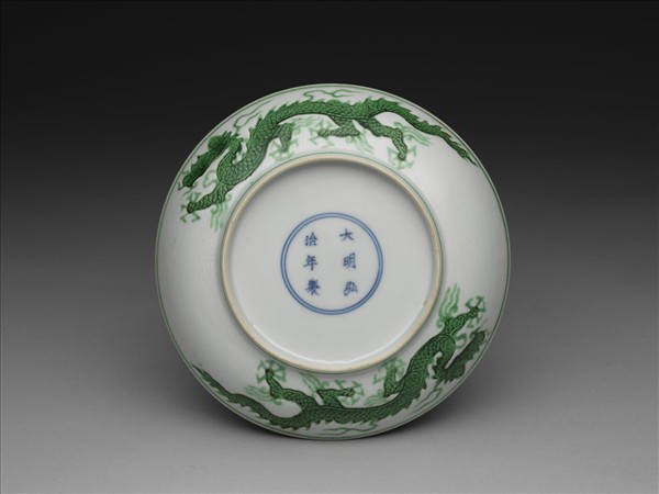 白地綠彩雲龍紋盤