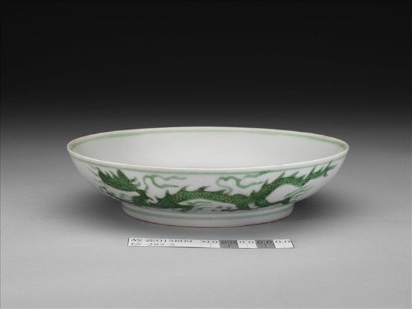 白地綠彩雲龍紋盤