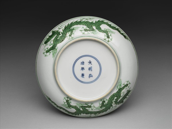 白地綠彩雲龍紋盤