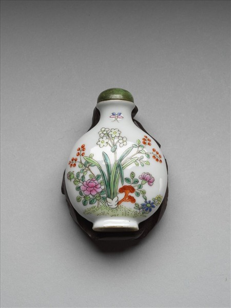 瓷胎粉彩花卉紋鼻煙壺