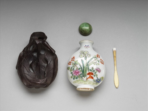 瓷胎粉彩花卉紋鼻煙壺