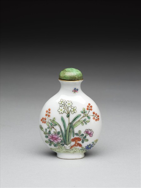 瓷胎粉彩花卉紋鼻煙壺