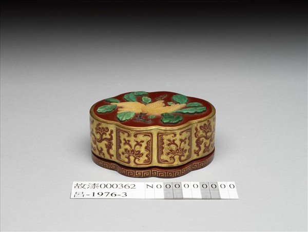 螺鈿佛手瓣式盒