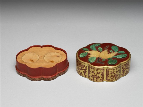 螺鈿佛手瓣式盒