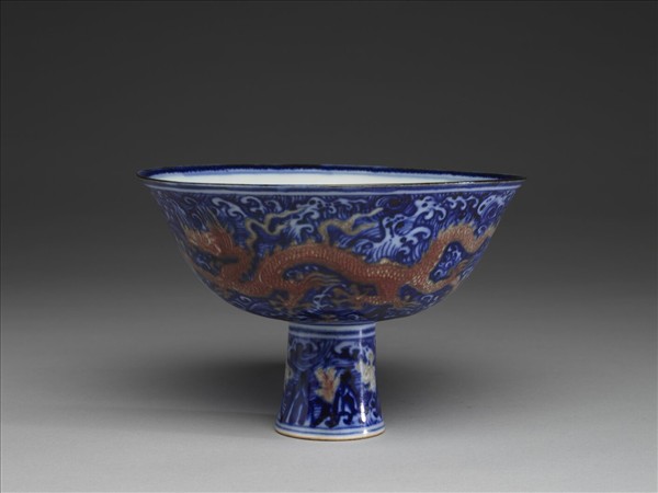 青花釉裡紅波濤雙龍紋高足碗