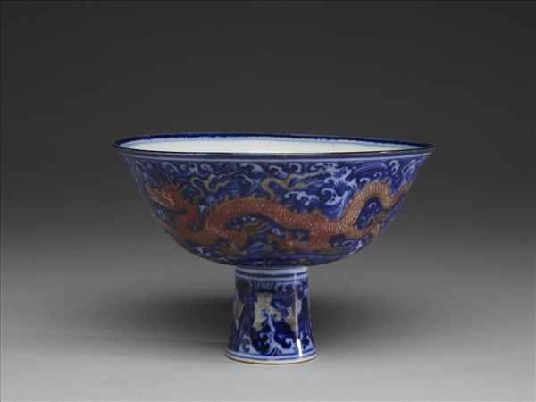 青花釉裡紅波濤雙龍紋高足碗