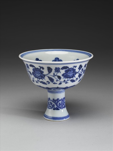 青花纏枝花卉紋高足碗