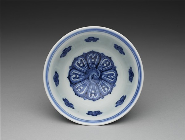 青花纏枝花卉紋高足碗