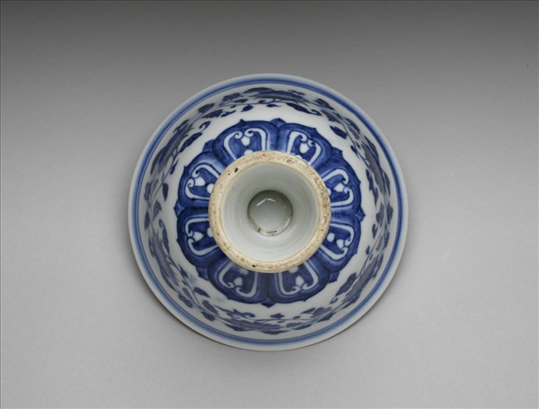 青花纏枝花卉紋高足碗