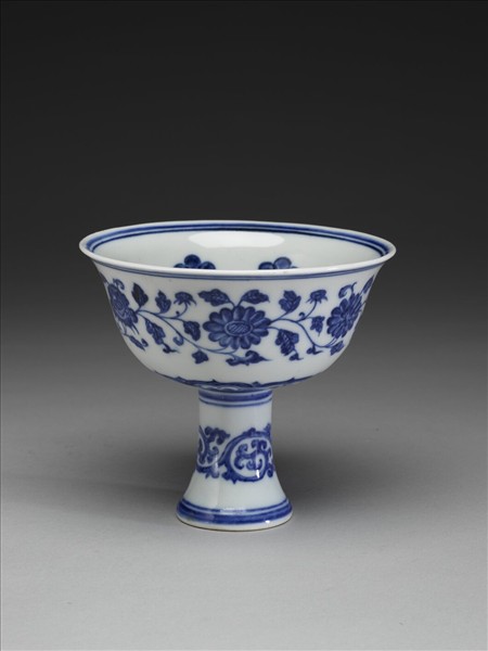 青花纏枝花卉紋高足碗