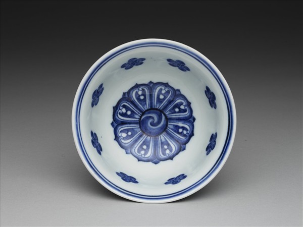 青花纏枝花卉紋高足碗