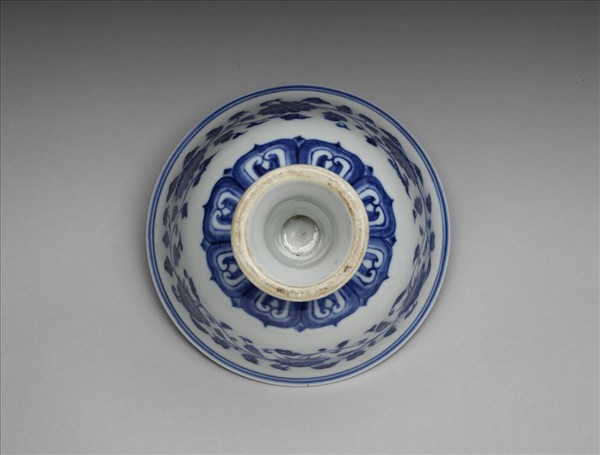 青花纏枝花卉紋高足碗