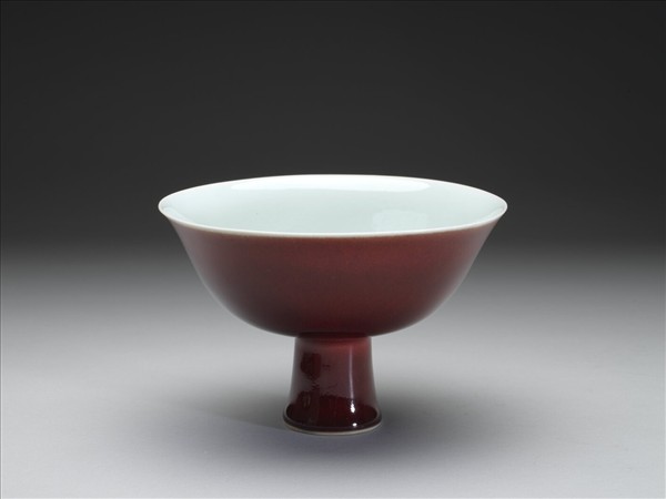 霽紅釉白裡暗花龍紋高足碗