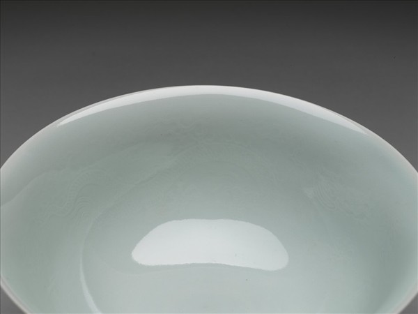 霽紅釉白裡暗花龍紋高足碗