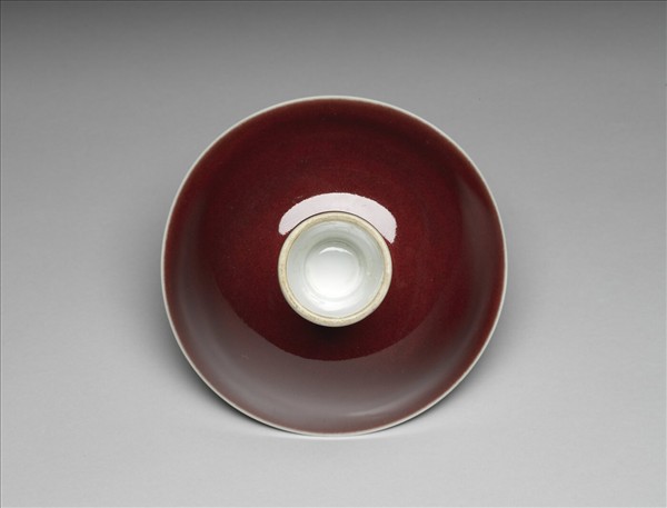 霽紅釉白裡暗花龍紋高足碗