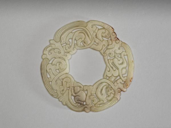 獸猴紋玉璧形器