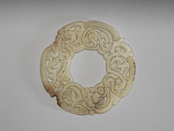 獸猴紋玉璧形器