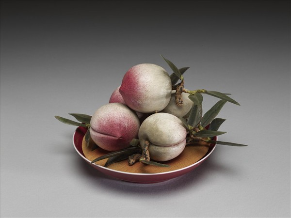 紅釉盤盛木雕彩繪壽桃