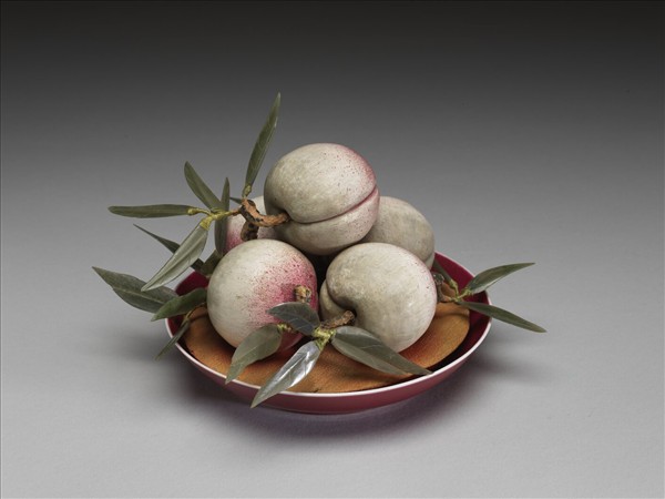 紅釉盤盛木雕彩繪壽桃