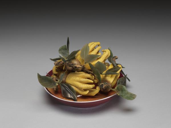 紅釉盤盛木雕彩繪佛手