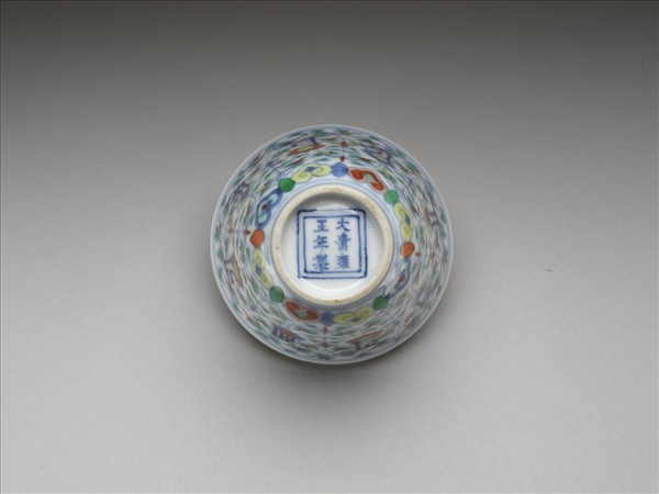 鬥彩蓮花梵文杯