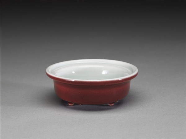 霽紅釉白裡碟