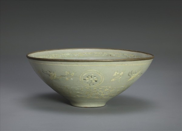 高麗青瓷象嵌雲鶴紋碗