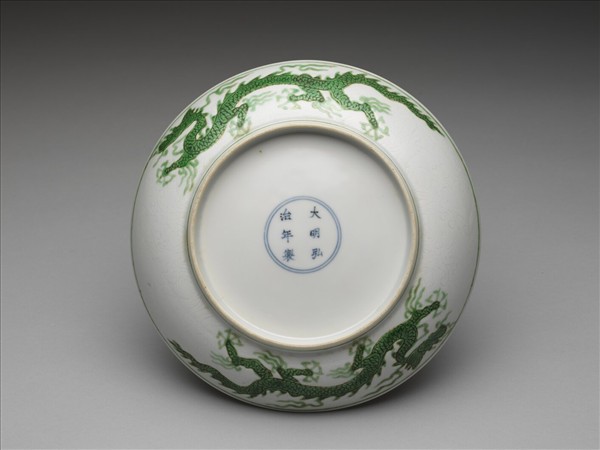 白瓷綠彩龍紋盤
