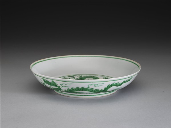 白瓷綠彩龍紋盤