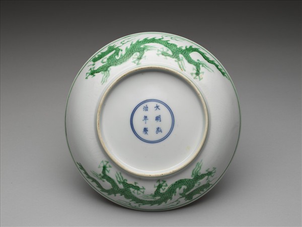 白瓷綠彩龍紋盤