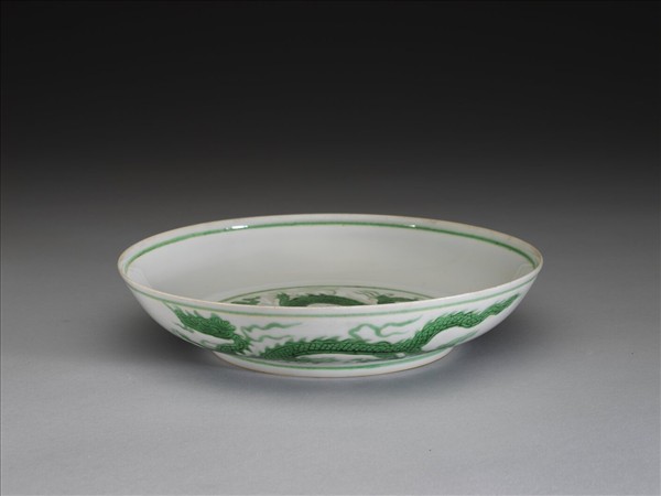 白瓷綠彩龍紋盤