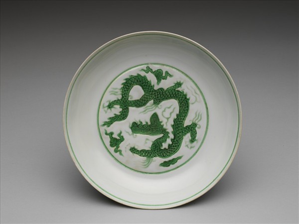 白瓷綠彩龍紋盤
