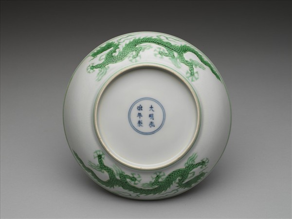 白瓷綠彩龍紋盤