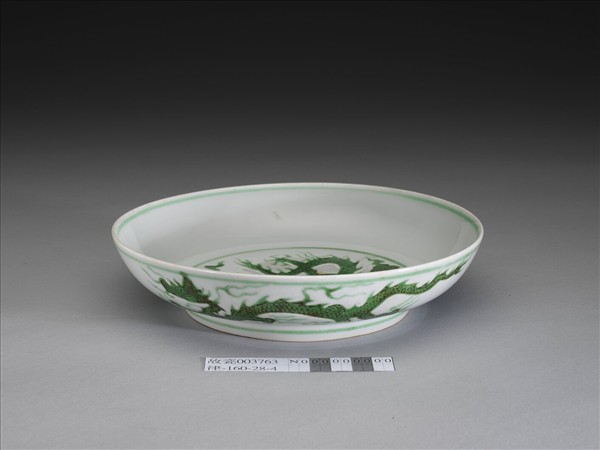 白瓷綠彩龍紋盤