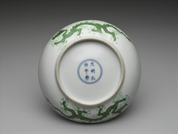 白瓷綠彩龍紋盤
