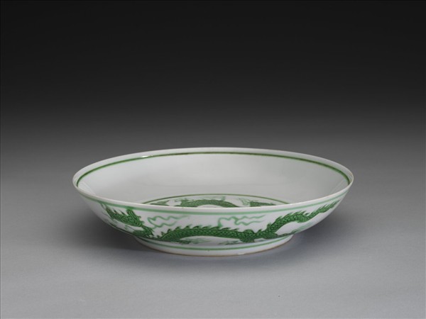 白瓷綠彩龍紋盤