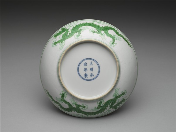 白瓷綠彩龍紋盤