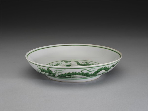 白瓷綠彩龍紋盤