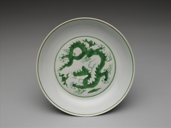 白瓷綠彩龍紋盤